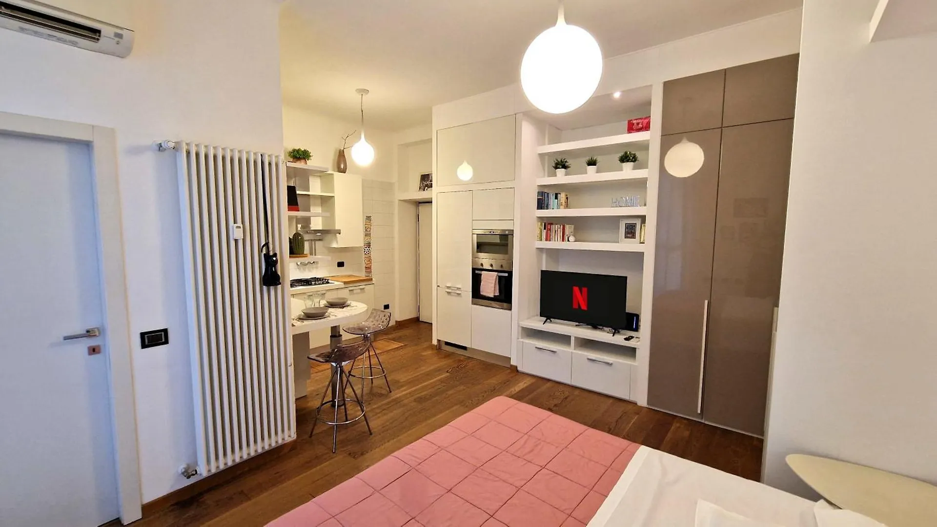 Milanoflats - Pink Bocconi Studio - Campus- Navigli - Duomo 0*, Milan Italy